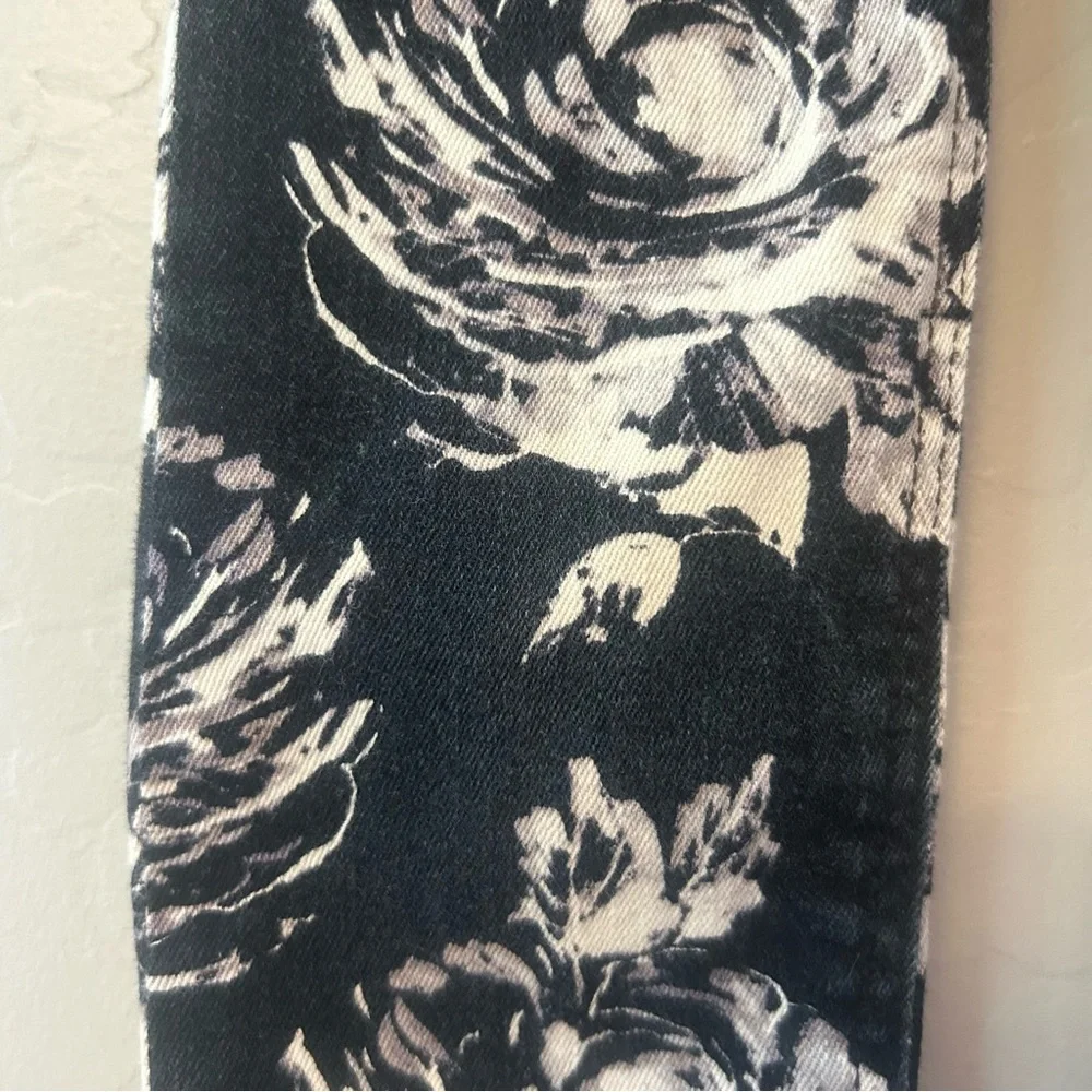 ⭐️Baby Gap black and white floral denim leggings size 4 years